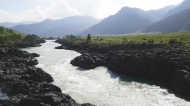 Altay Dağlarında Katun Nehri'nin hızlı akıntısı.