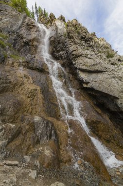 Altay Dağları 'nda şelale. Güzel doğa manzara. Popüler turistik distinasyon.