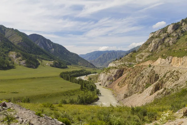 Altay dağları. Nehri.