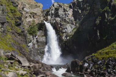 Altay Dağları 'nda şelale. Güzel doğa manzara. Popüler turistik distinasyon.