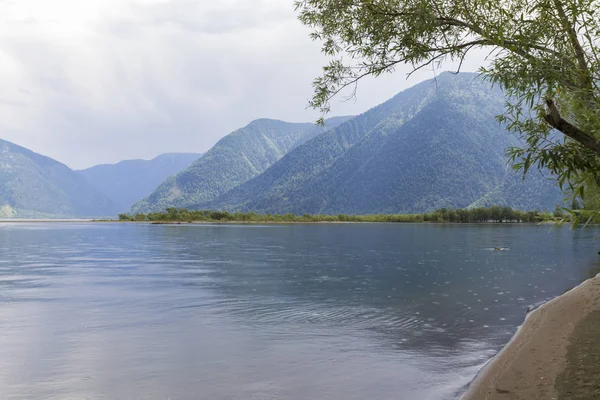 La riva del lago Teletskoye ad Altai — Foto Stock