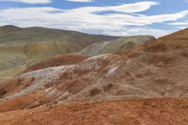 Altay 'da Kyzyl-Chin Vadisi 'nde kırmızı dağlar
