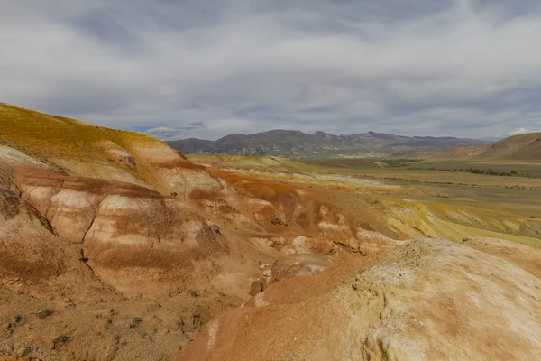 Красные горы в Кызыл-Чинской долине Алтая — стоковое фото