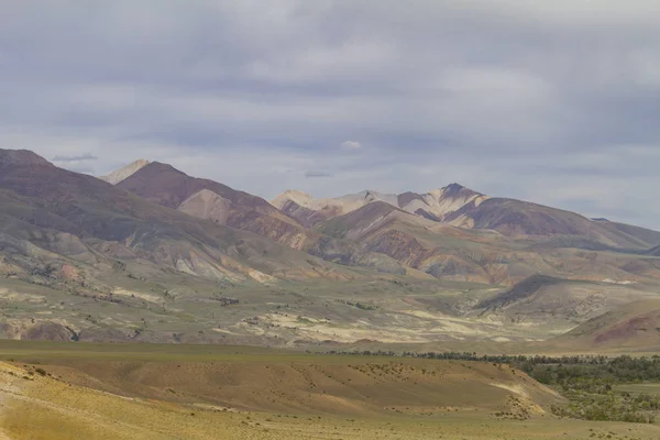Rote berge im kyzyl-chin-tal im altai — Stockfoto