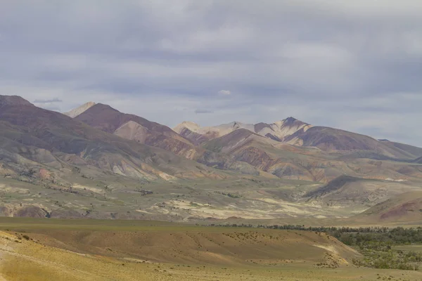 Montañas rojas en el valle de Kyzyl-Chin en Altay — Foto de Stock