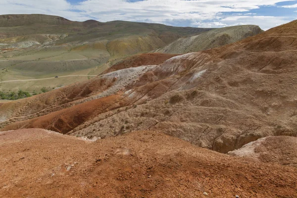 Rote berge im kyzyl-chin-tal im altai — Stockfoto