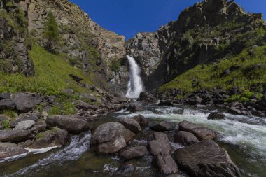 Altay Dağları 'nda şelale. Güzel doğa manzara.