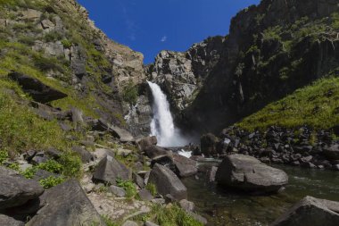 Altay Dağları 'nda şelale. Güzel doğa manzara.