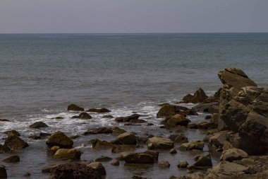 Su üzerinde sis ile Kayalık sahil