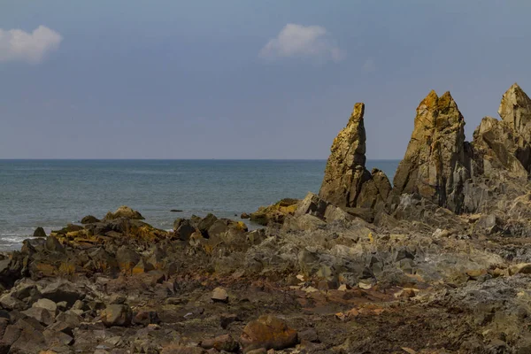Большие скалы на берегу в Индии — стоковое фото