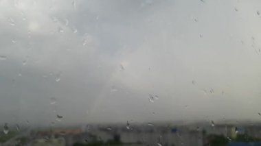 Pencereye su damlaları.