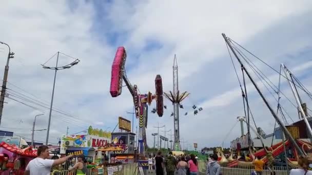 Kurgan, Ryssland, 2 juni 2019 år. Nöjespark, massor av människor har en rolig, rida rondeller, gå. — Stockvideo