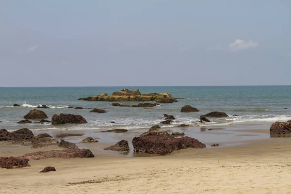 Costa rochosa com mar azul e névoa no oceano — Fotografia de Stock
