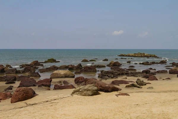 Deniz kıyısında ki büyük kayalar ve mavi gökyüzü. — Stok fotoğraf