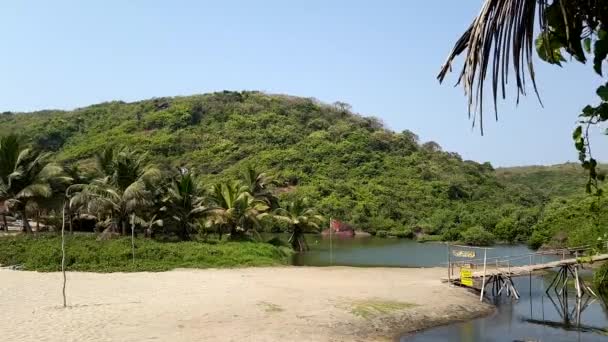 印度果阿阿拉姆博尔甜蜜湖的延时。人们休息，蝙蝠 — 图库视频影像