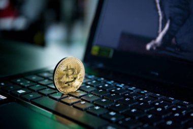 Bitcoin ve dizüstü bilgisayar. şifreleme para birimi kavramı.