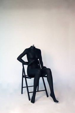 siyah kadın manken sandalyede 