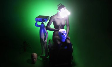 Yeşil arka planda siyah manken