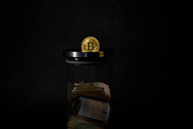 altın bitcoin ve siyah arkaplanda para