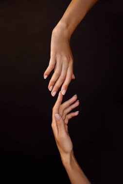 Kadın elleri siyah arkaplanda