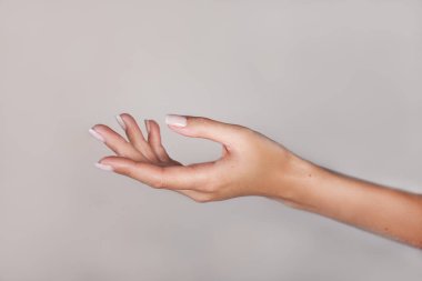 Beyaz arka planda bir kadının eli