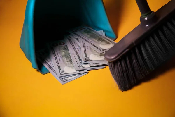 Reinigungskonzept Für Geld Nahaufnahme Von Pinsel Und Geldscheinen — Stockfoto