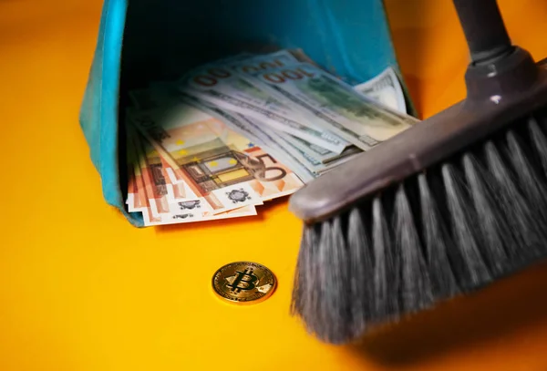 Reinigungskonzept Für Geld Nahaufnahme Von Pinsel Und Geldscheinen — Stockfoto