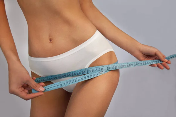 Athletic Female Measuring Hips Size Blue Roulette — Stock Photo, Image