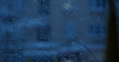 Pencereye yağmur damlaları 