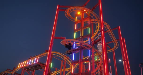 Rote Achterbahnattraktion Der Nacht Wiener Prater — Stockvideo