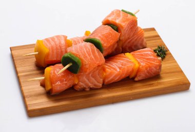 Izgara sebzeli beyaz zemin üzerine kırmızı balık.