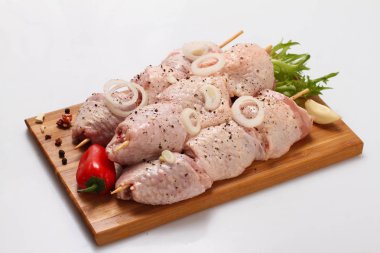 Bir gemide sebze ile beyaz bir arka plan üzerinde ızgara tavuk.