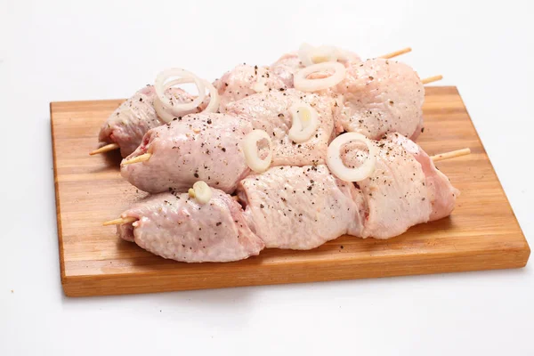 Gegrilltes Hühnchen Auf Einem Brett Auf Weißem Hintergrund Mit Gemüse — Stockfoto