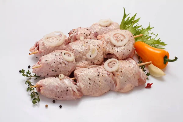 Frango Grelhado Uma Tábua Fundo Branco Com Legumes — Fotografia de Stock