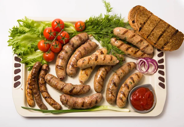 Hemgjorda Grillade Korvar Med Grönsaker Ombord Och Grillen — Stockfoto