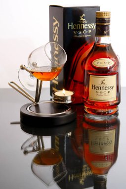 Viski ve konyak masada.