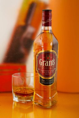 Viski ve konyak masada.