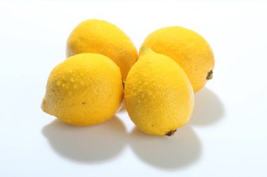 Beyaz bir arka plan üzerinde narenciye, limon.