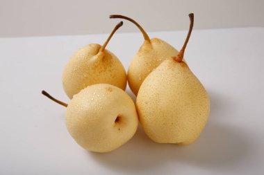 Meyveler, beyaz arka plan üzerinde olgun armut.