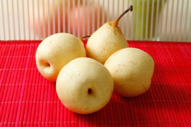 Meyve, masada olgun armut.