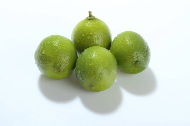 Beyaz arka plan üzerinde narenciye, kireç, yeşil limon.