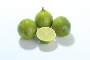 Beyaz arka plan üzerinde narenciye, kireç, yeşil limon.