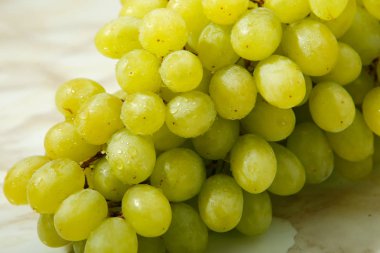 Masada meyve, yeşil üzüm.
