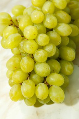 Masada meyve, yeşil üzüm.