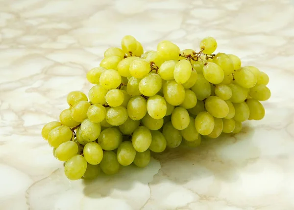 桌上的水果 绿色葡萄 — 图库照片