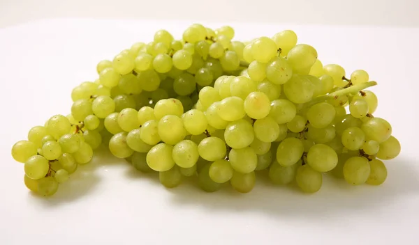 在白色背景的果果 绿色葡萄 — 图库照片