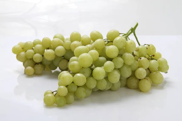 Frutas Uvas Verdes Sobre Fondo Blanco —  Fotos de Stock