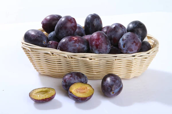Frutas Ciruelas Sobre Fondo Blanco —  Fotos de Stock