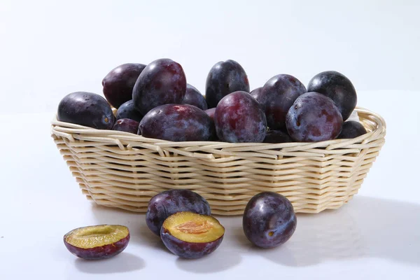 Frutas Ciruelas Sobre Fondo Blanco —  Fotos de Stock