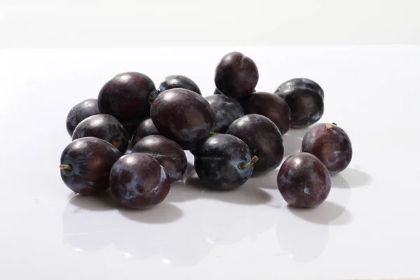 Fruits Prunes Sur Fond Blanc — Photo